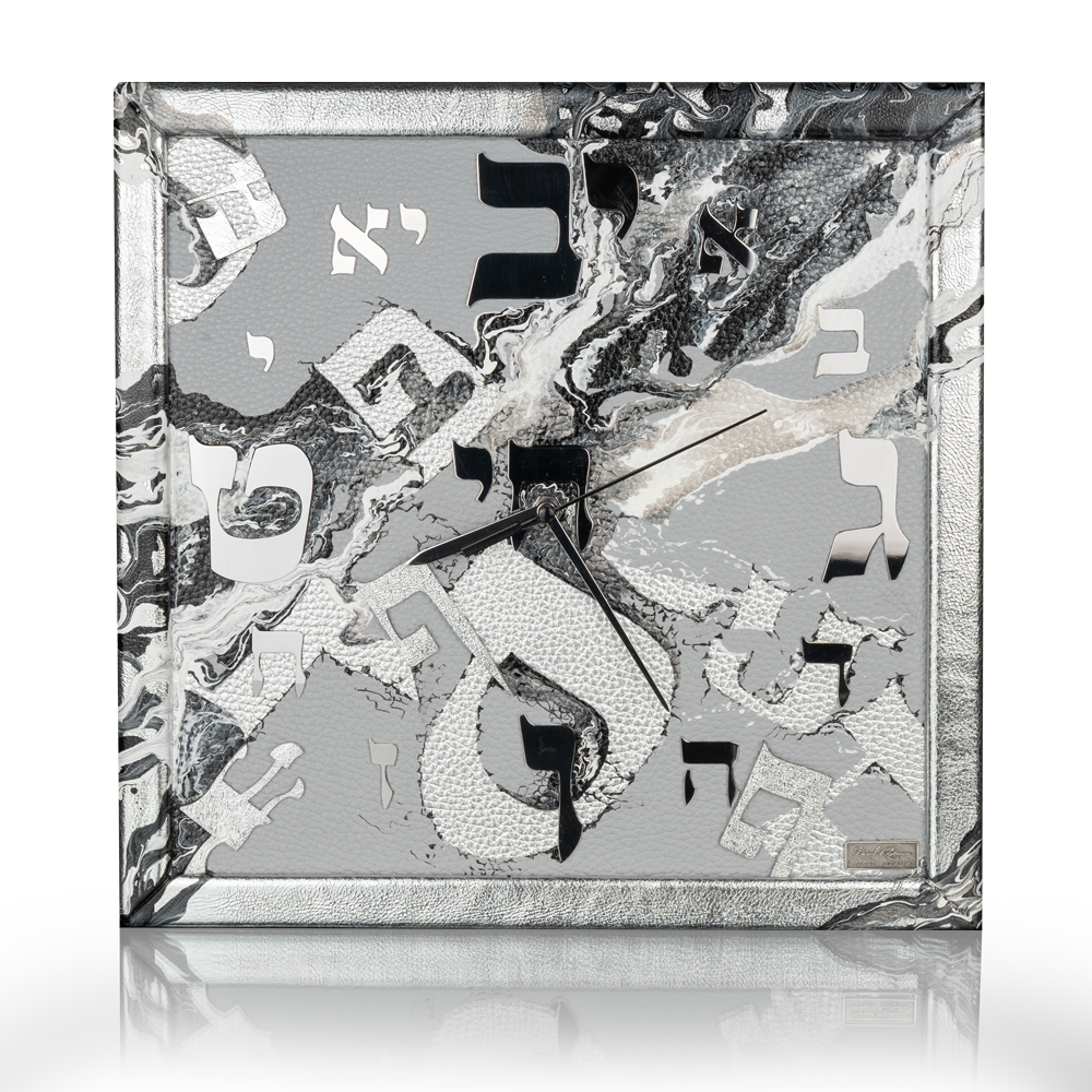 שעון עם אותיות עבריות